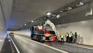 Mehr als 30 Deckenleuchten sind kaputt. (Bild: ZOOM Tirol/Krone KREATIV)