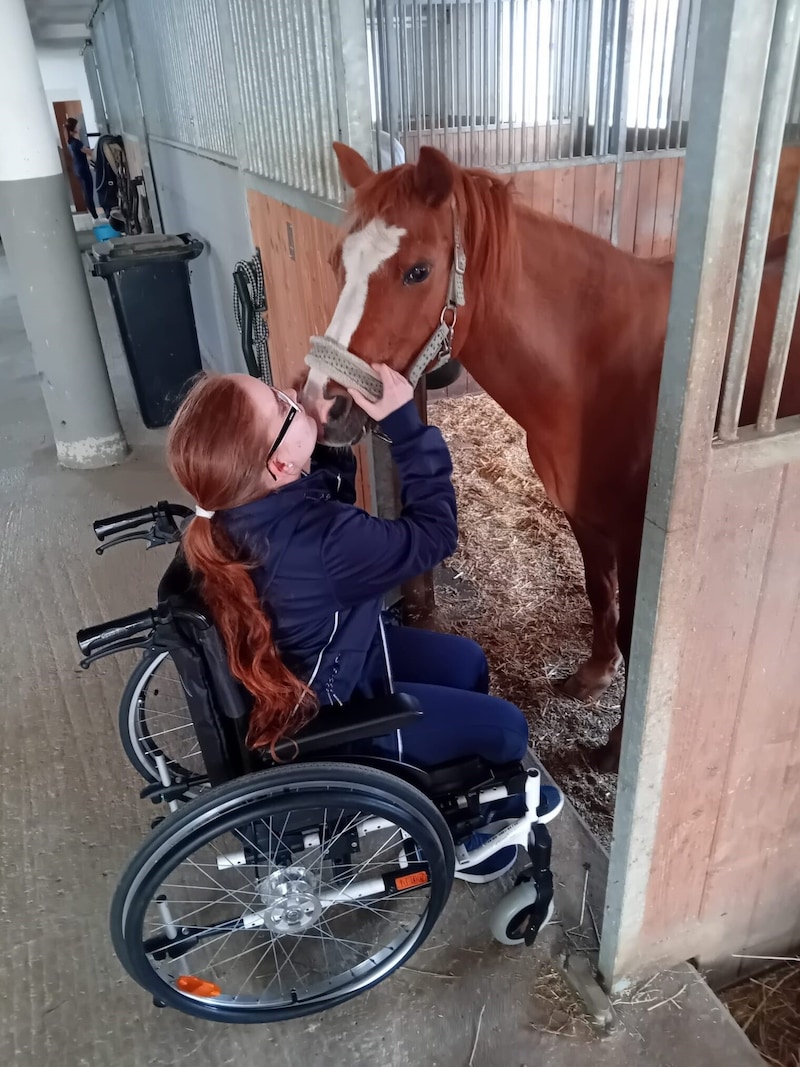 Before the operation, she could only visit her beloved "Ikarus" in a wheelchair. (Bild: privat)