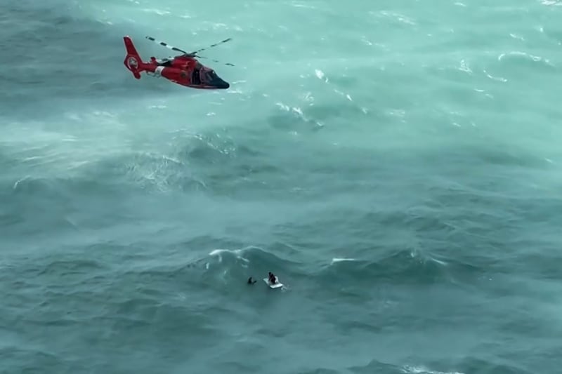 During Hurricane Milton, a man was on a fishing boat in the Gulf of Mexico. He fell off the boat and clung to a cooler. The Coast Guard rescued the man around 50 kilometers off the coast of Florida. (Bild: AFP or licensors)