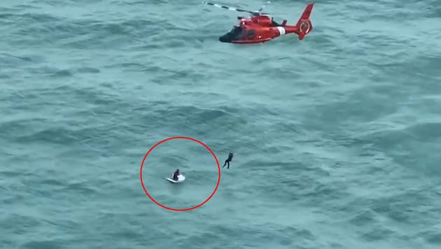 During Hurricane Milton, a man was on a fishing boat in the Gulf of Mexico. He fell off the boat and clung to a cooler. The Coast Guard rescued the man around 50 kilometers off the coast of Florida. (Bild: AFP)