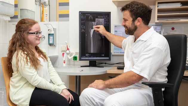 Senior physician Lukas Pichler was able to help 20-year-old Verena Pehböck from Pierbach. (Bild: Ordensklinikum Linz)