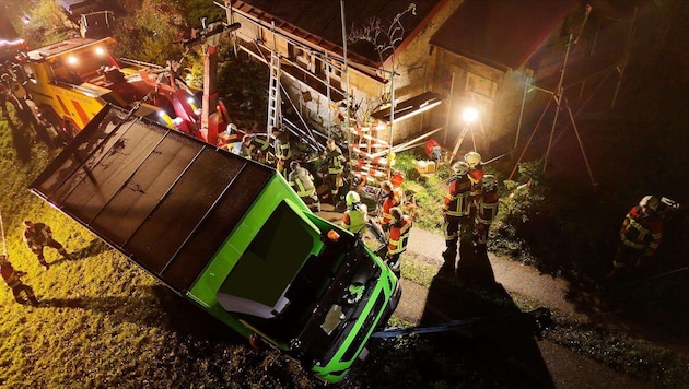 Der Lkw wurde von den Florianijüngern gesichert.  (Bild: Maurice Shourot)