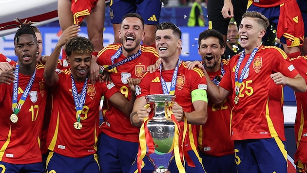 Alvaro Morata with the European Championship trophy (Bild: APA/AFP)