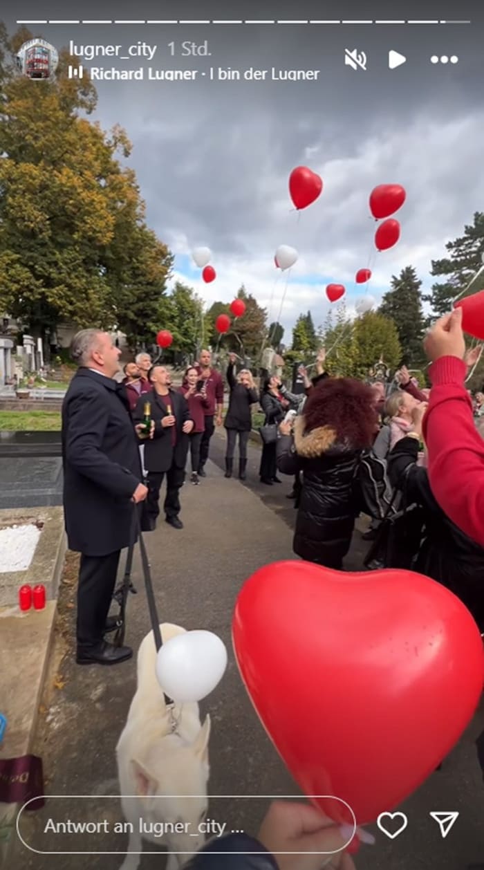 Zum 92. Geburtstag ließ Richard Lugners Familie an seinem Grab Luftballons steigen.