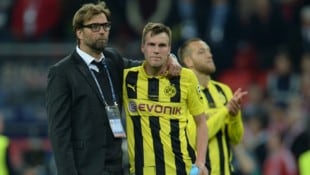 Freunde fürs Leben: Jürgen Klopp (l.) und Kevin Großkreutz. (Bild: AFP/PATRIK STOLLARZ / AFP)