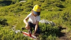 Auch die Kleinsten helfen bei der Markierung der Wege mit. (Bild: Alpiner Verein Krummholz Archiv)