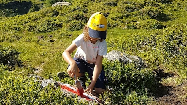 Auch die Kleinsten helfen bei der Markierung der Wege mit. (Bild: Alpiner Verein Krummholz Archiv)