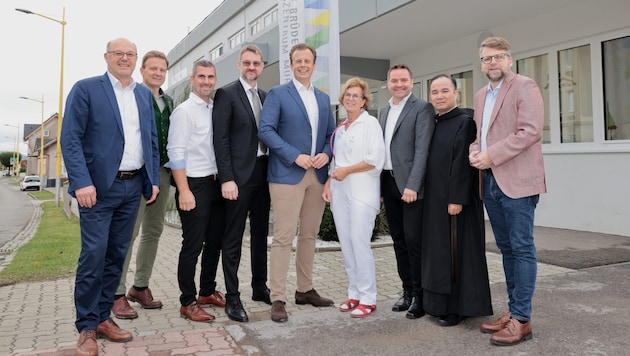 Big crowd at the presentation of the health center, in the picture also doctor Clara Gundolf (Bild: Harry Schiffer Photodesign)