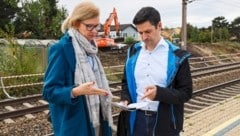 NEOS-Verkehrssprecherin Edith Kollermann und Gemeinderat Andreas Bruckmülle studieren die komplizierten Umleitungspläne der Dauerbaustelle.  (Bild: NEOS)