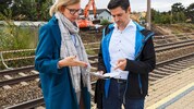 NEOS-Verkehrssprecherin Edith Kollermann und Gemeinderat Andreas Bruckmülle studieren die ...