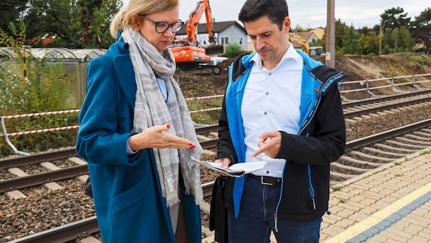 NEOS-Verkehrssprecherin Edith Kollermann und Gemeinderat Andreas Bruckmülle studieren die komplizierten Umleitungspläne der Dauerbaustelle.  (Bild: NEOS)