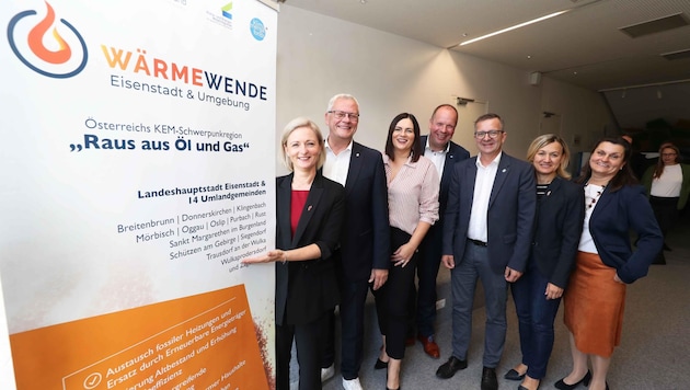 Starting signal at the FH: Deputy Governor Astrid Eisenkopf (3rd from left) and project manager Marion Schönfeldinger (right) with the mayors Rita Stenger, Thomas Steiner, Johannes Mezgolits, Thomas Schmid and Bettina Zentgraf (from right). (Bild: Judt Reinhard)