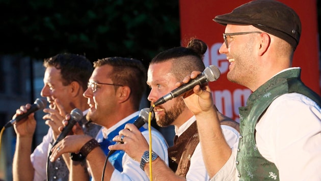 Aunt Eleonor's nephews rock the stage. It's brilliant what they can do with their voices. (Bild: Eggenberger Gert/GERT EGGENBERGER)