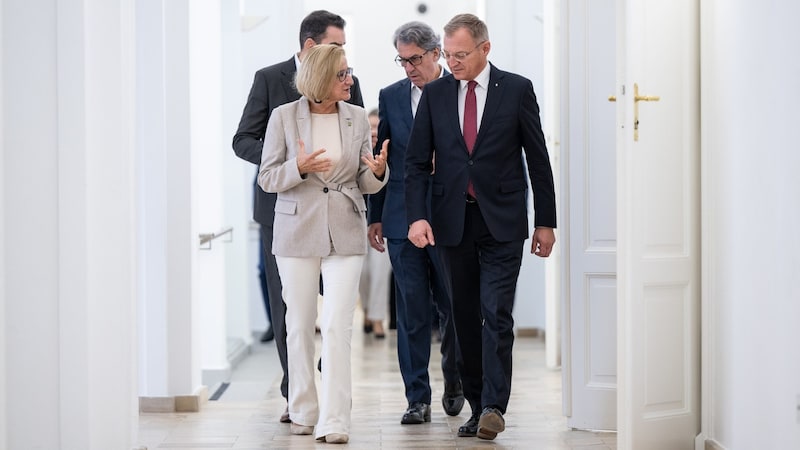 Mikl-Leitner und Stelzer (vorne) sowie Pierer und – verdeckt – Ochsner im Linzer Landhaus. (Bild: Land OÖ/Mayr)