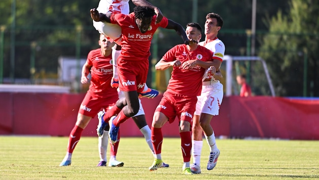 Die Rothosen aus Dornbirn bitten den SC Röthis zum Derby. (Bild: GEPA pictures)