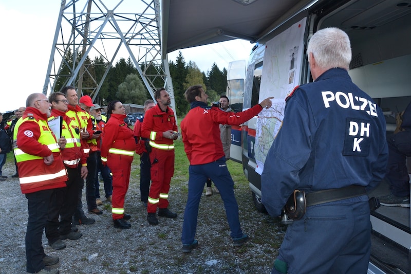 Einsatzbesprechung bevor mit der Vermisstensuche begonnen werden kann. (Bild: Fister Katrin)