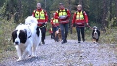 Ein Suchtrupp der Rettungshundestaffel des Samariterbundes.  (Bild: Fister Katrin)