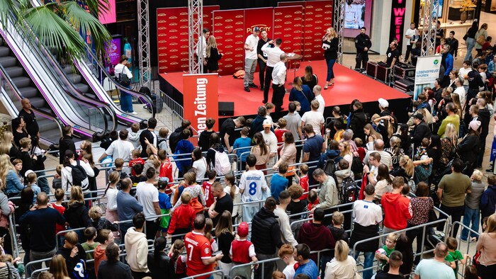 Für ein Autogramm mit Kicker-Star Marco Arnautovic standen die Fans gerne Schlange
