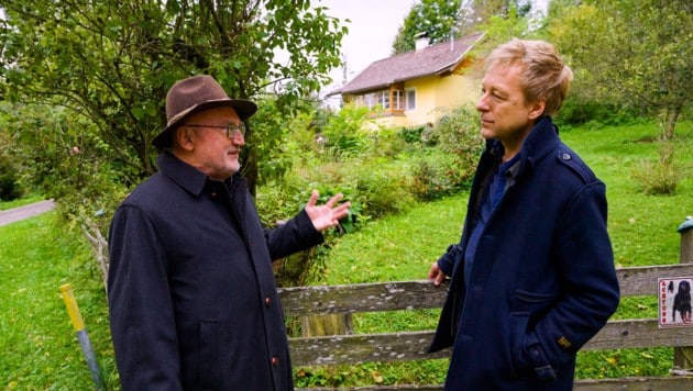 Max Müller in search of clues with Wilhelm Wadl. (Bild: ORF)