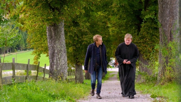 Mas Müller mit Stiftspfarrer Christian Stromberger beim Stift St. Georgen am Längsee, unweit des Wolschartwaldes, in dem der Krapfenbäck Simale mit seinen Räubern hauste. (Bild: ORF)