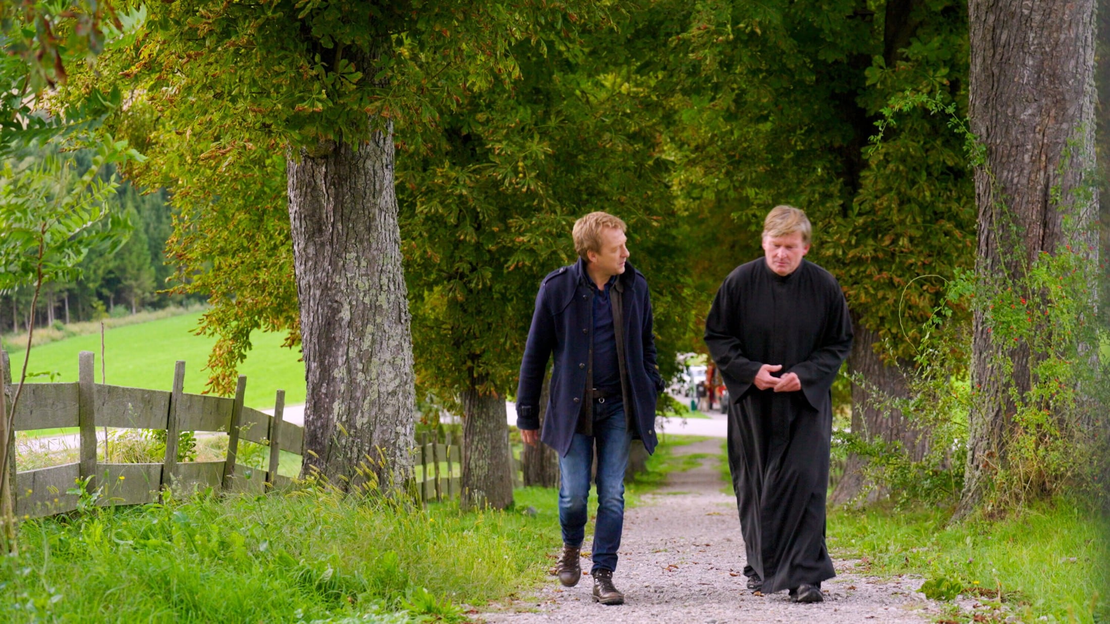 Mas Müller mit Stiftspfarrer Christian Stromberger beim Stift St. Georgen am Längsee, unweit des Wolschartwaldes, in dem der Krapfenbäck Simale mit seinen Räubern hauste. (Bild: ORF)