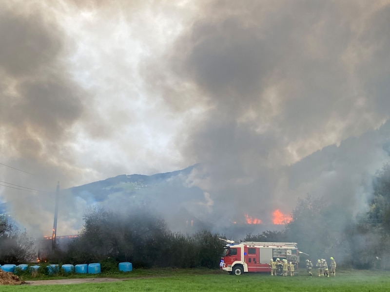 Die Rauchsäulen waren kilometerweit zu sehen. (Bild: zoom.tirol)