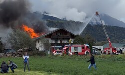 Mit einem Großeinsatz versuchte die Feuerwehr, ein Übergreifen der Flammen auf den Wohntrakt zu ...