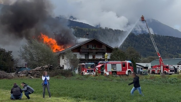 The fire department launched a large-scale operation in an attempt to prevent the flames from spreading to the residential wing. (Bild: zoom.tirol)