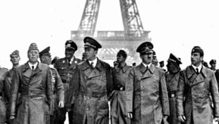 Adolf Hitler und NS-Größen vor dem Eiffelturm (Bild: picturedesk.com/Roger Viollet / picturedesk.com)