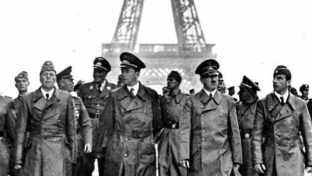 Adolf Hitler und NS-Größen vor dem Eiffelturm (Bild: picturedesk.com/Roger Viollet / picturedesk.com)