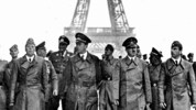Adolf Hitler und NS-Größen vor dem Eiffelturm