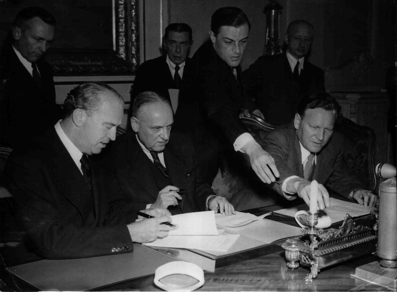 Unterzeichneten den Marshallplan 1948 in Wien, von links: US-Gesandter John Erhardt, Vizekanzler Adolf Schärf und Außenminister Karl Gruber (Bild: picturedesk.com/Kern, Fritz / ÖNB-Bildarchiv / picturedesk.com)