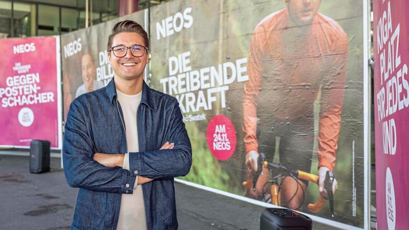 Niko Swatek (32) inszeniert sich auf den Wahlplakaten als jung und sportlich. (Bild: Juergen Fuchs)