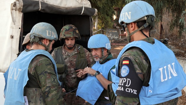 Spanische Friedenstruppen der Vereinten Nationen im Libanon (UNIFIL) koordinieren ihre Patrouille mit der libanesischen Armee (Bild: APA/AFP)