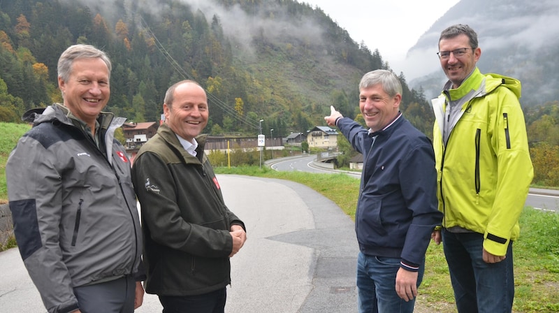 Gute Laune bei Landesforstdirektor Josef Fuchs, LHStv. Josef Geisler, BM Hansjörg Falkner und Wildbachchef Gebhard Walter (v.l.), weil die katastrophalen Waldschäden mittlerweile aufgearbeitet sind. (Bild: Daum Hubert)