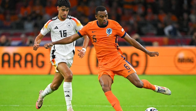 Aleksandar Pavlovic (l.) at the Nations League match against the Netherlands in September (Bild: APA/AFP)