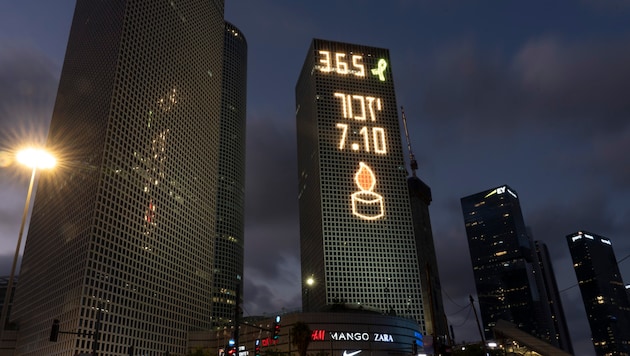 The lettering on the building commemorates the Hamas attack on Israel on October 7, 2023. (Bild: ASSOCIATED PRESS)