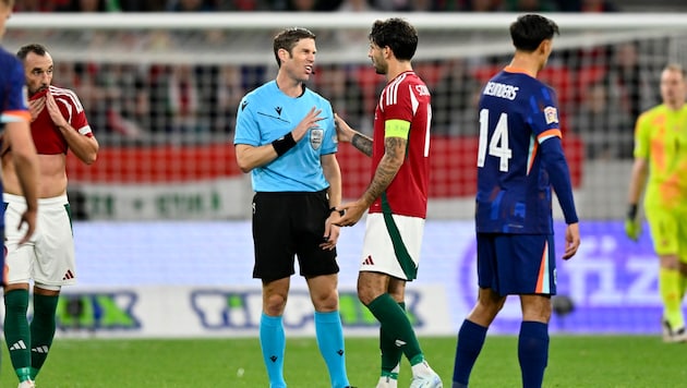 Dominik Szoboszlai (wearing the captain's armband) conceded a bizarre free-kick in his own penalty area. (Bild: AP)