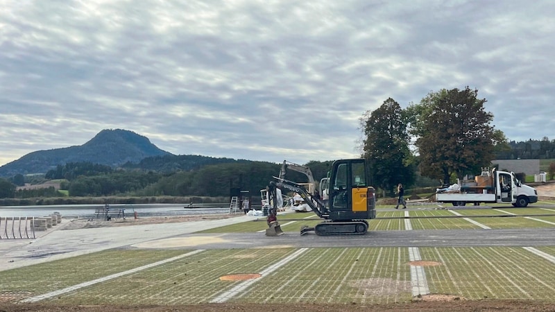 Auch die Parkplätze wurden vergrößert. Dabei kamen Matten zum Einsatz, durch die der Boden nicht versiegelt wird. (Bild: Alexander Schwab)