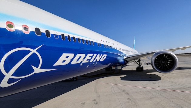 The exterior of a 777X flight test aircraft at the Everett Delivery Center on June 26, 2024 in Everett, Washington. In the mammoth factory, the aviation company is assembling the world's largest twin-engine aircraft: the 777X. (Bild: AFP/AFP )