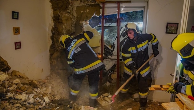 The accident caused a hole in the wall (Bild: BFVFB/C. Karner)