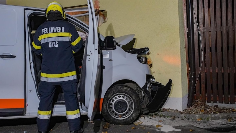 Am Auto entstand ein Totalschaden (Bild: BFVFB/C. Karner)