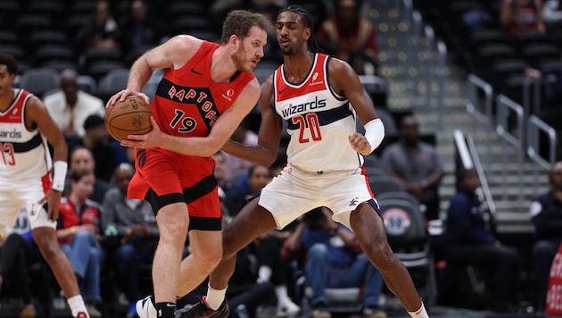 Jakob Pöltl (l.) and Co. were defeated by the Washington Wizards. (Bild: AFP/APA/Getty Images via AFP/GETTY IMAGES/Patrick Smith)