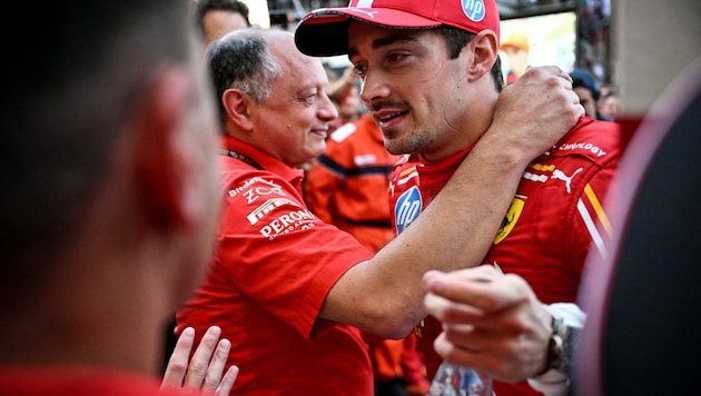 Charles Leclerc (r.) has no problem sharing Frederic Vasseur (l.). (Bild: AFP/APA/ANDREJ ISAKOVIC)