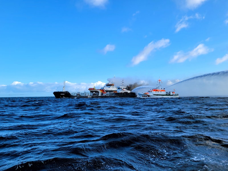 According to earlier information from the Schwerin Ministry of the Environment, no water pollution has occurred to date. (Bild: STR / DGzRS / AFP)