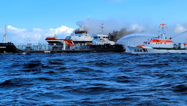 Tanker "Annika" reached the overseas port of Rostock-Warnemünde by tug and tow on Saturday night. (Bild: STR / DGzRS / AFP)