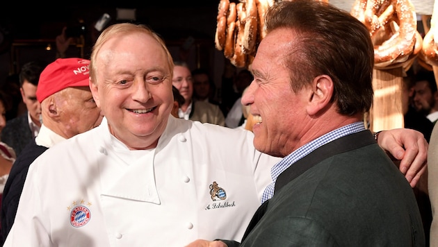 Alfons Schuhbeck (l.) and Arnold Schwarzenegger at the "Weißwurstparty 2018" at the Stanglwirt in Going (Bild: APA/ROLAND SCHLAGER)