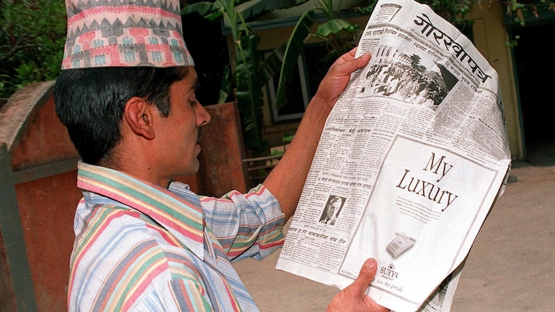 Ein Mann liest in der „Gorkha Patra“ 1999 vom Fund der Leiche von Bergsteiger George Mallory im Himalaya. (Bild: AFP)