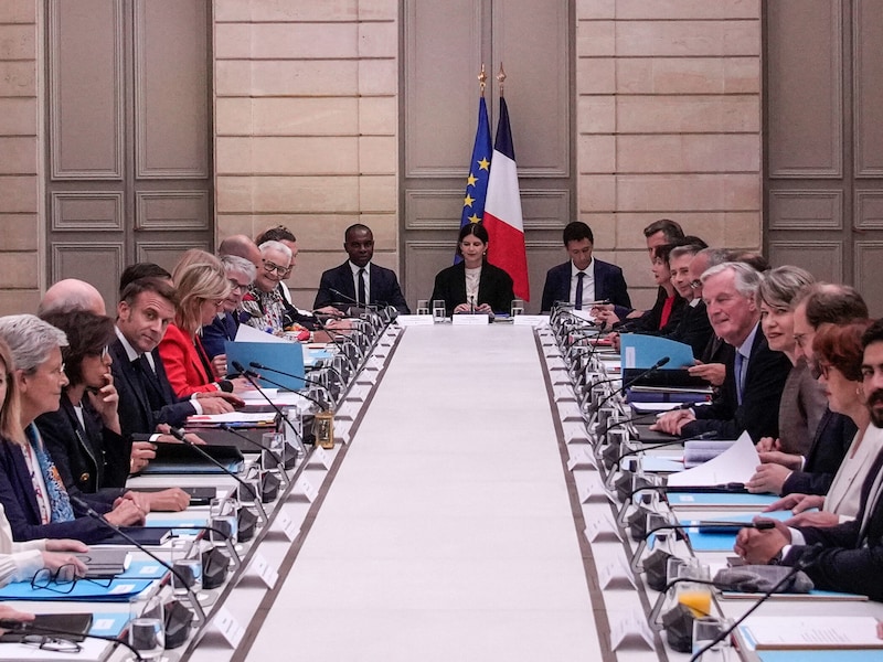 Der französische Präsident Emmanuel Macron (Mitte links) und Premierminister Michel Barnier (Mitte rechts) am 23. September 2024 bei der ersten Kabinettssitzung der neuen Regierung im Élysée-Palast in Paris (Bild: APA Pool/AFP/POOL/Christophe Ena Press. All rights reserved.)