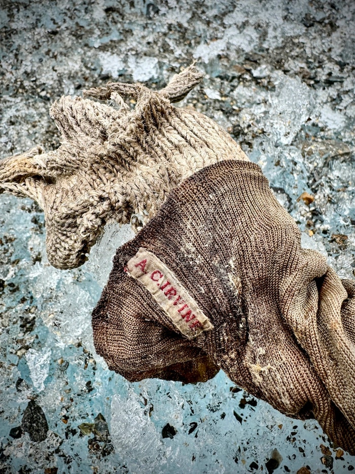 Der Socken war mit dem Name „A.C. Irvine“ bestickt.
